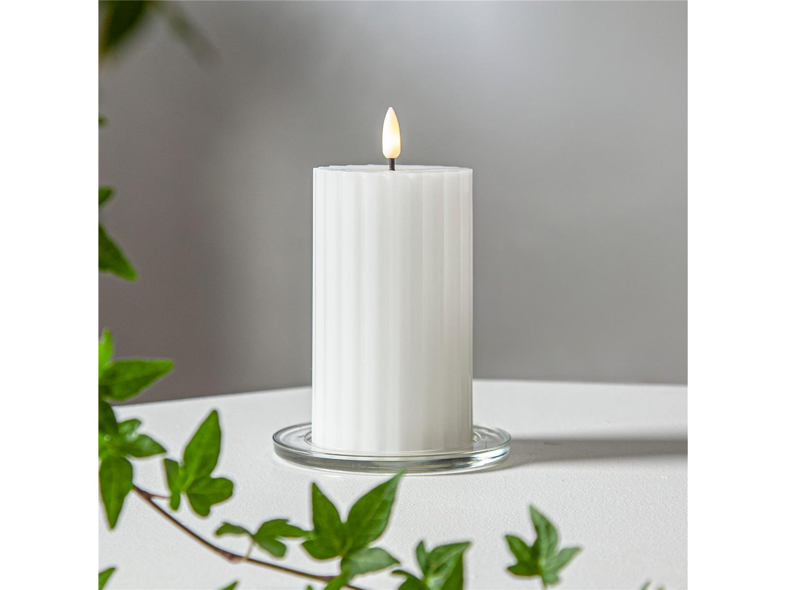 LED Wachskerze ''Flamme Stripe'', 7,5x15cm, natürliche Flamme, weiß
