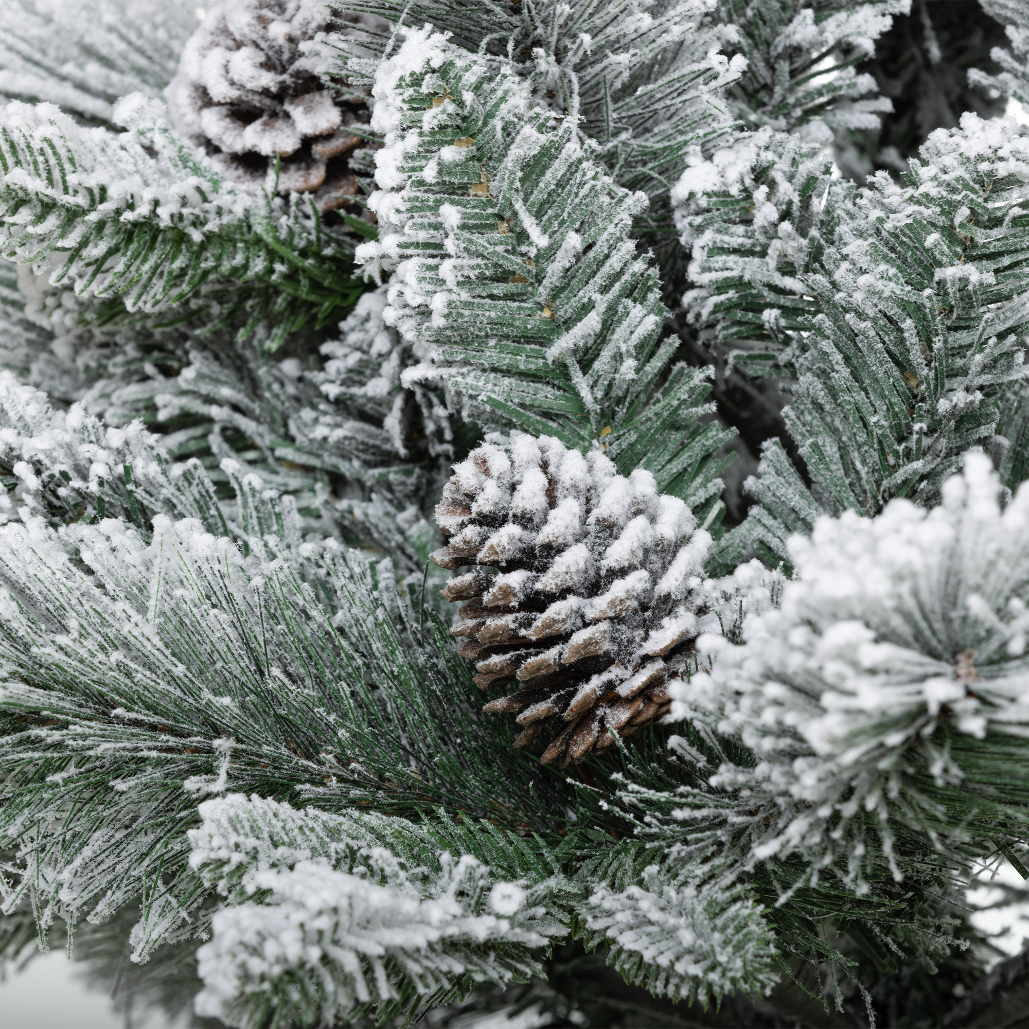 Weihnachtsbaum mit LED-Beleuchtung, 2er-Set, 107 cm, Tannenzapfen, rote Beeren, feuersicher, Grün/Weiß