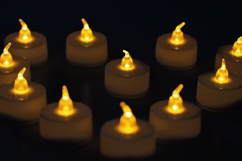 12er Set LED Teelicht / LED-Kerze - flackerndes Licht wie echte Kerzen