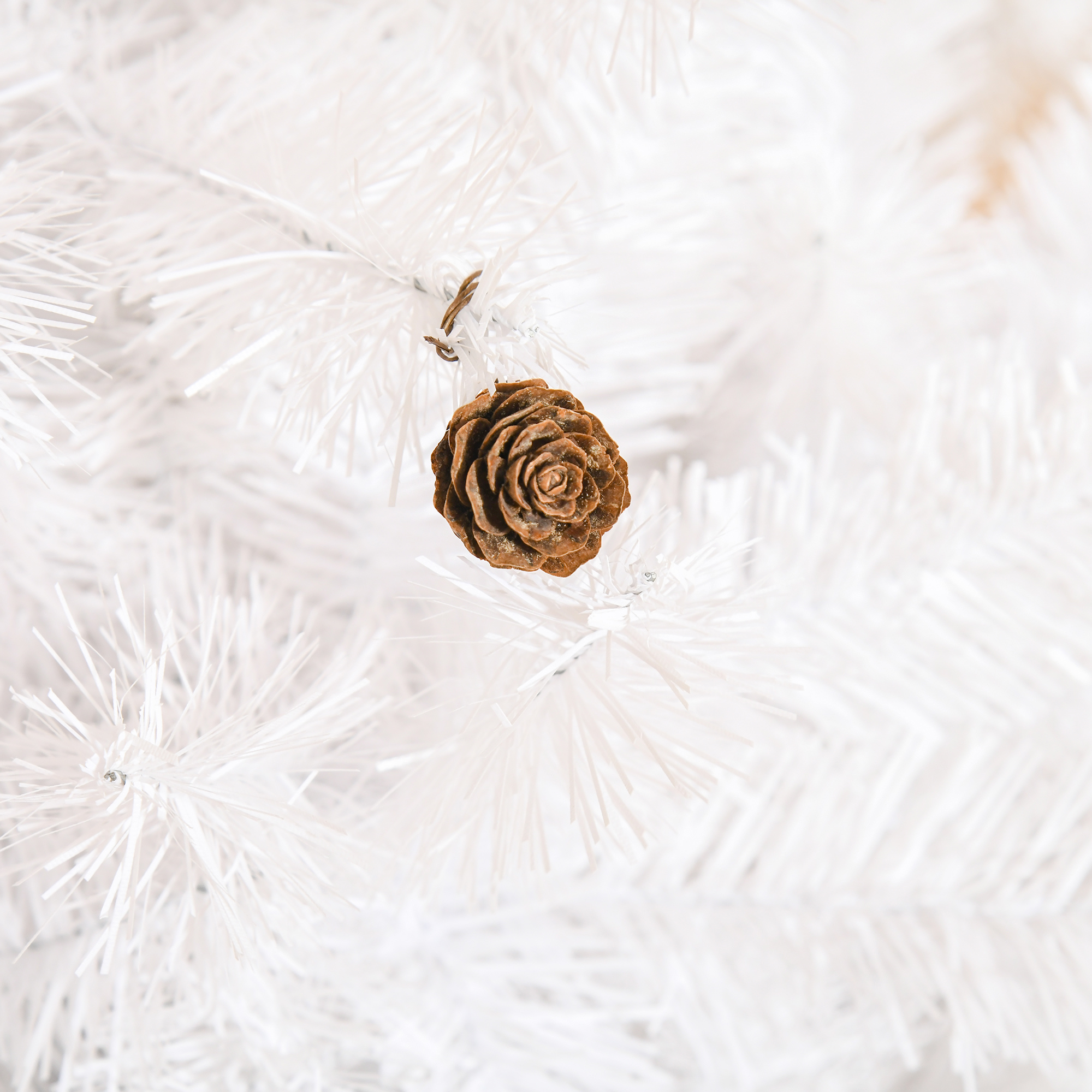 Künstlicher Weihnachtsbaum 180 cm künstlich Tannenbaum mit Kugeln, Glocken, Trommeln, Geschenkboxen, Christbaum mit 930 Spitzen, 12 Tannenzapfen Weihnachtsdeko inkl, Metallständer für drinnen