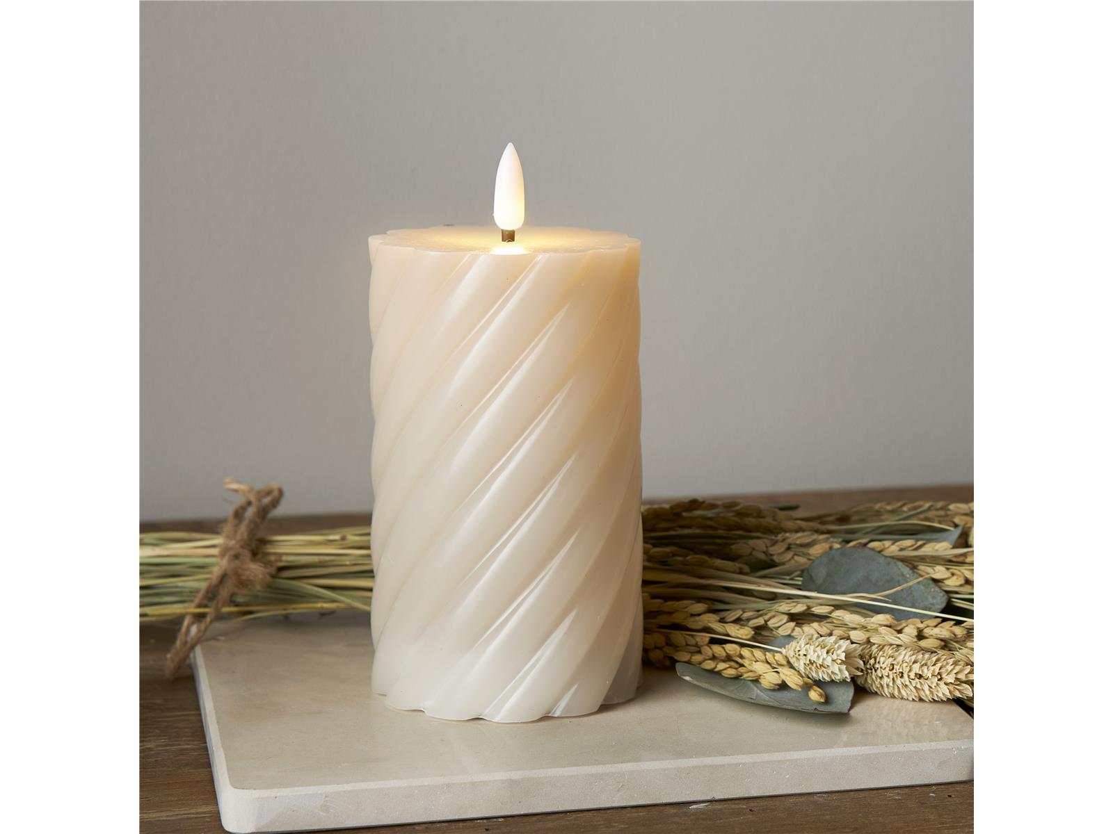 LED Echtwachs-Kerze ''Flamme Swirl'', beige, Spiraloptik, 15x7.5cm, mit Timer
