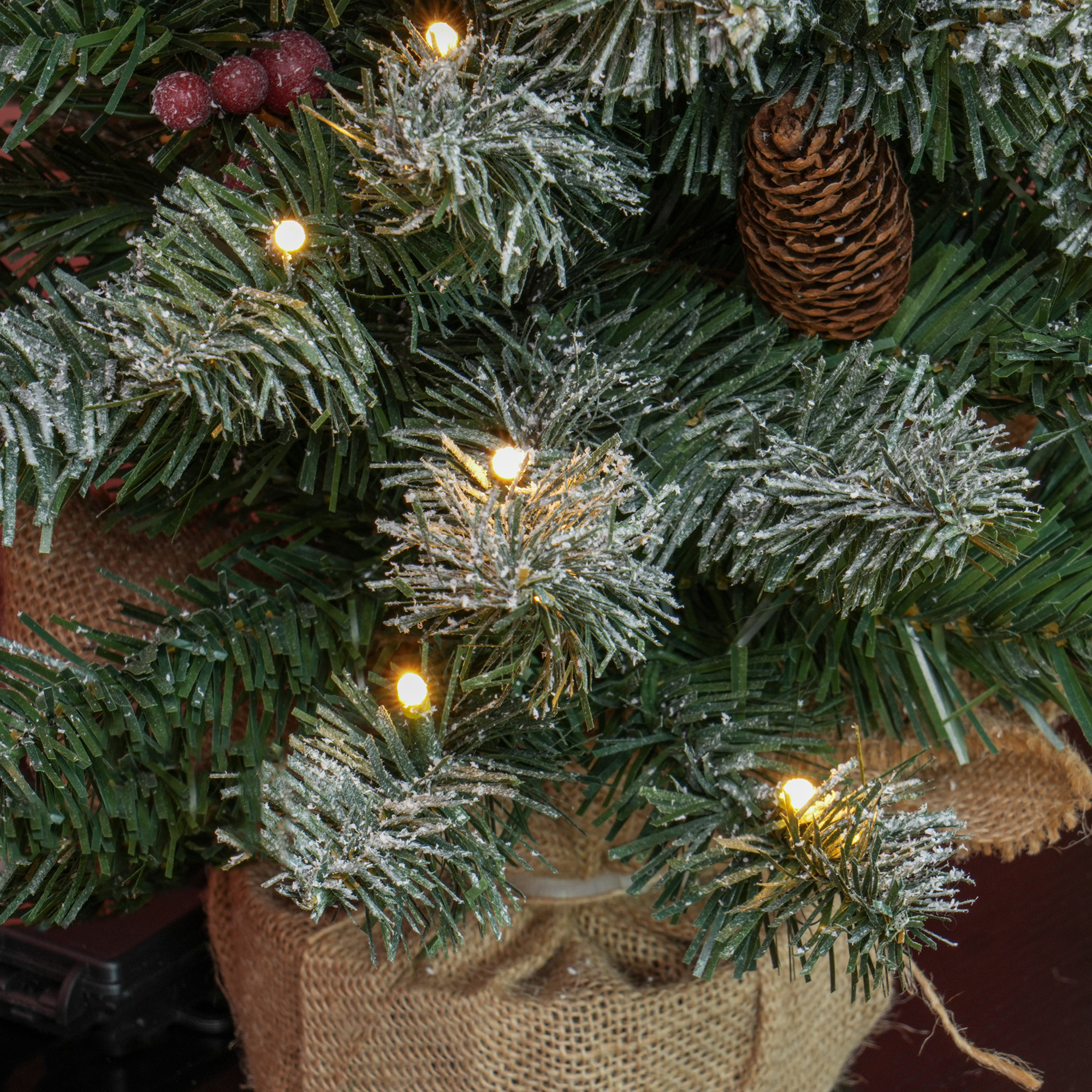Weihnachtsbaum mit LED-Beleuchtung, 60 cm, Tannenzapfen und rote Beeren, inkl, Ständer, Grün/Weiß