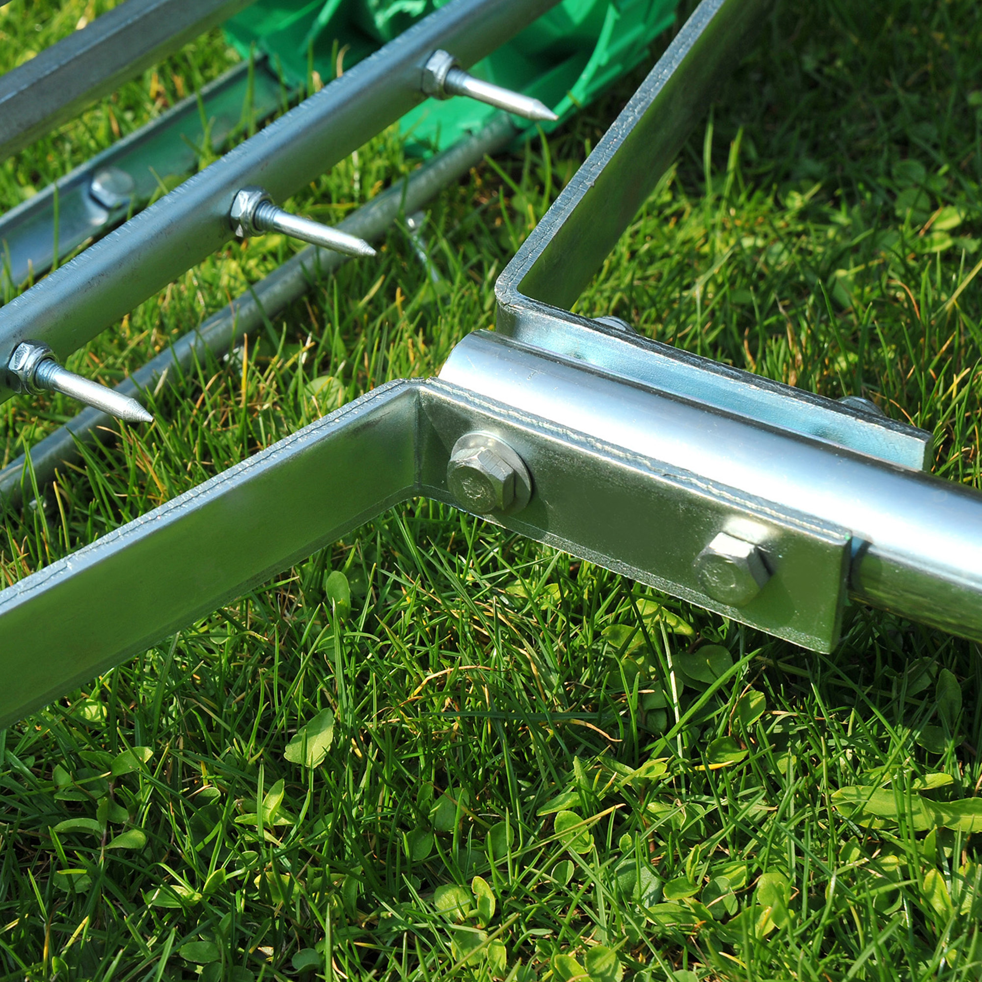 Rasenlüfter Grifflänge einstellbar Handvertikutierer Rasenbelüften Stachelwalze Rasen rollender Rasenlüfter pflegen Garten verzinktes Rohr Grün+Silber 139 x 43,5 x 15 cm