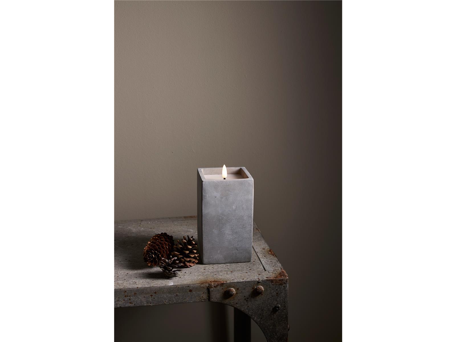 LED Wachskerze ''Flamme Cem'', zementfarben, flackernd, 8,5x16,5cm