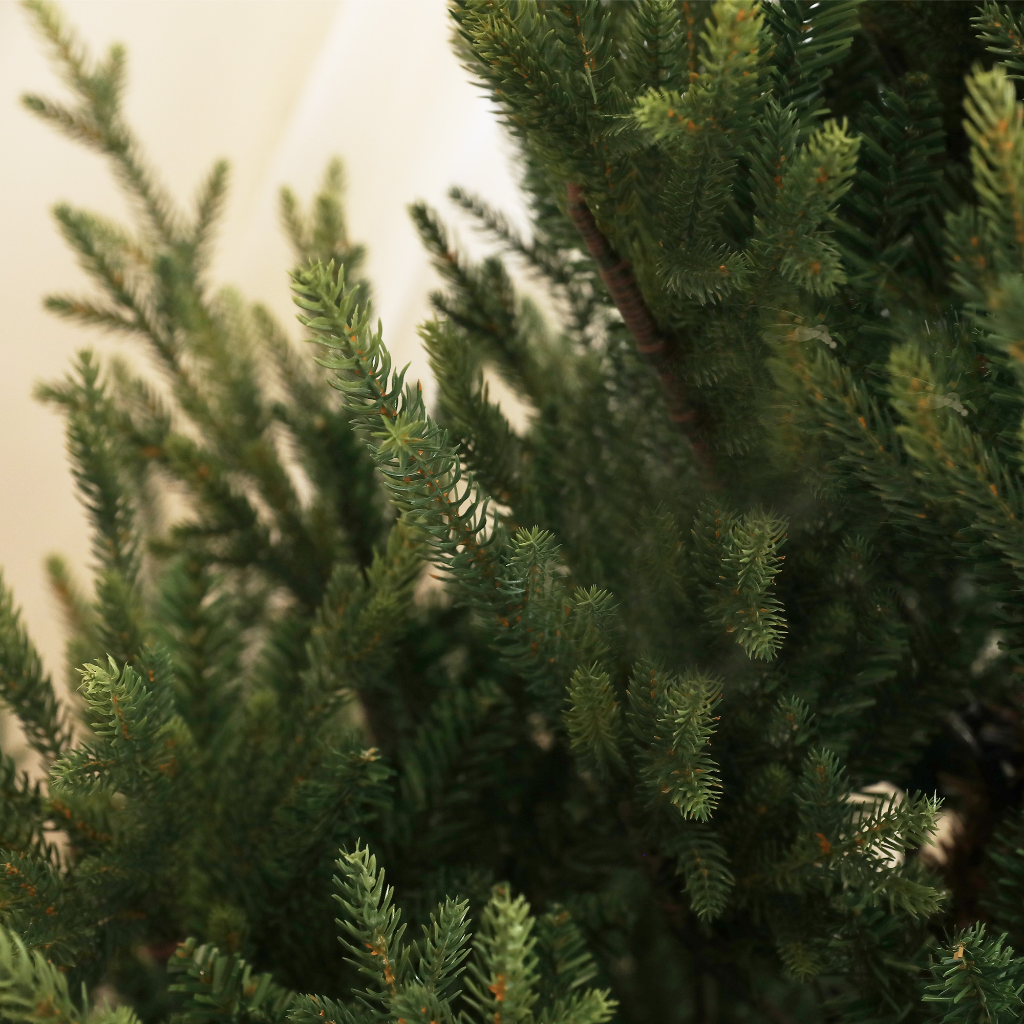 Künstliche norwegische Fichte, Weihnachtsbaum mit 1046 Spitzen, Metallsockel, Grün