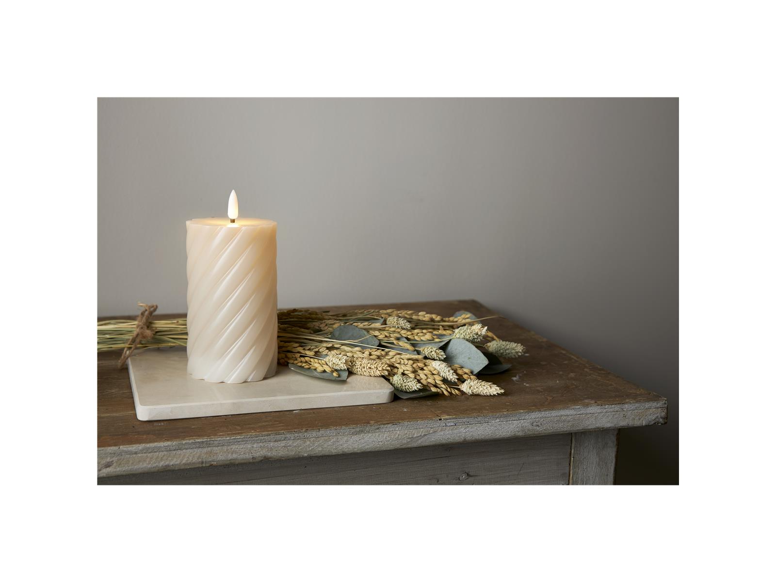 LED Echtwachs-Kerze ''Flamme Swirl'', beige, Spiraloptik, 15x7.5cm, mit Timer