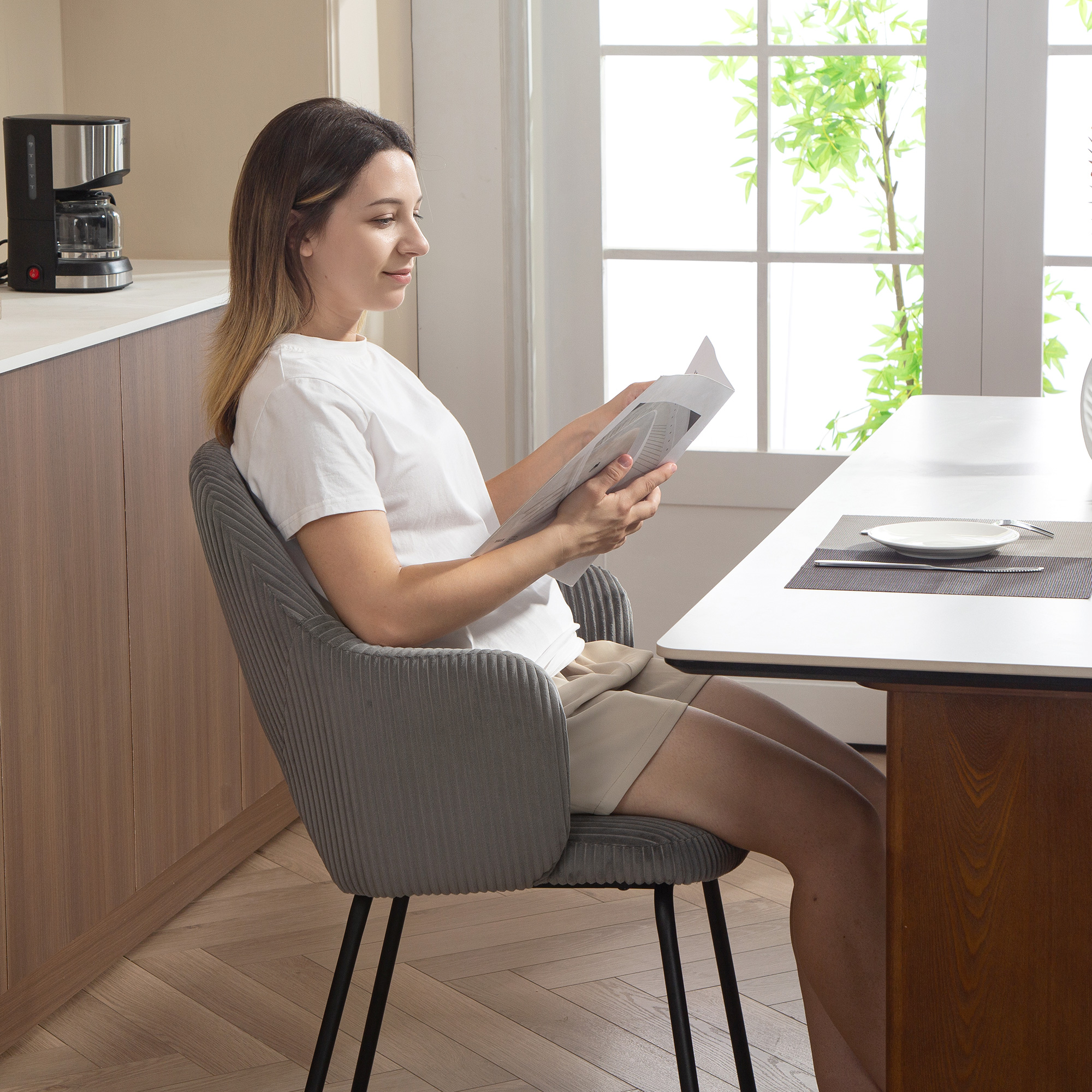 Esszimmerstuhl, Cordbezug, Schalenform, Metallbeine, Fußpolster, Grau