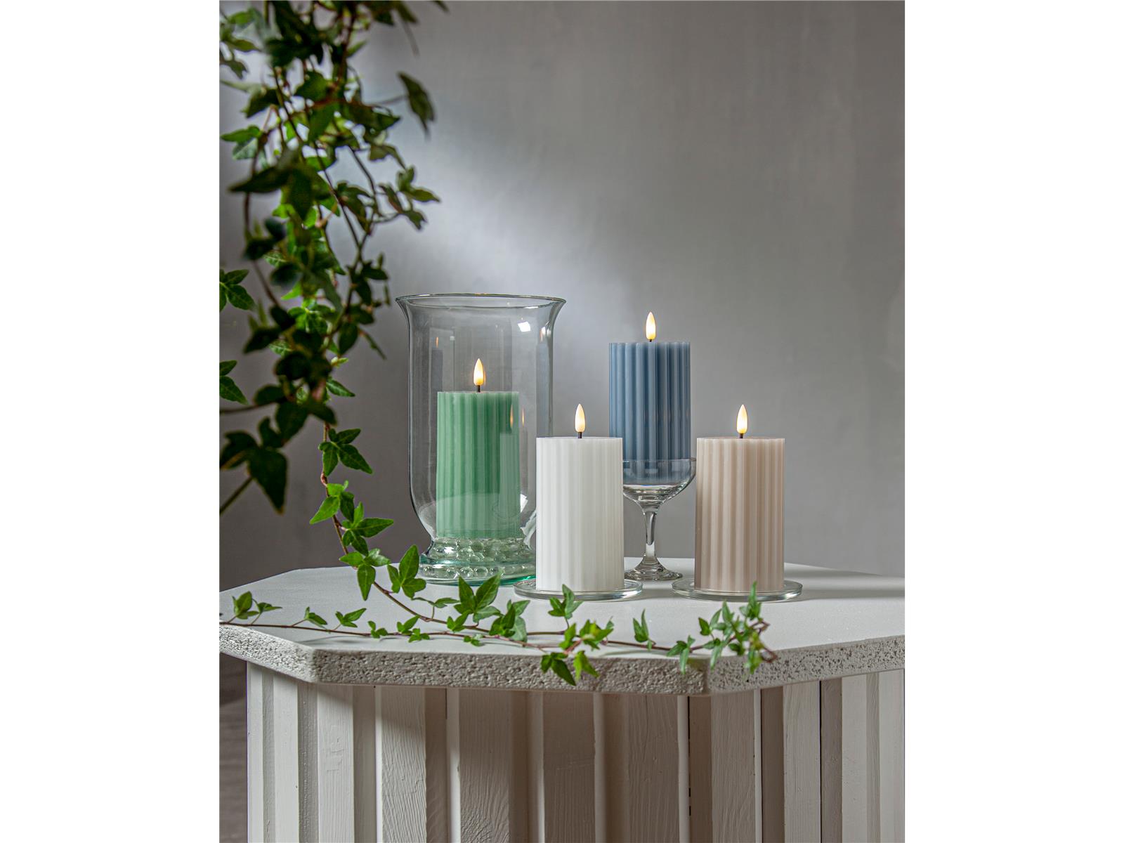 LED Wachskerze ''Flamme Stripe'', 7,5x15cm, natürliche Flamme, weiß