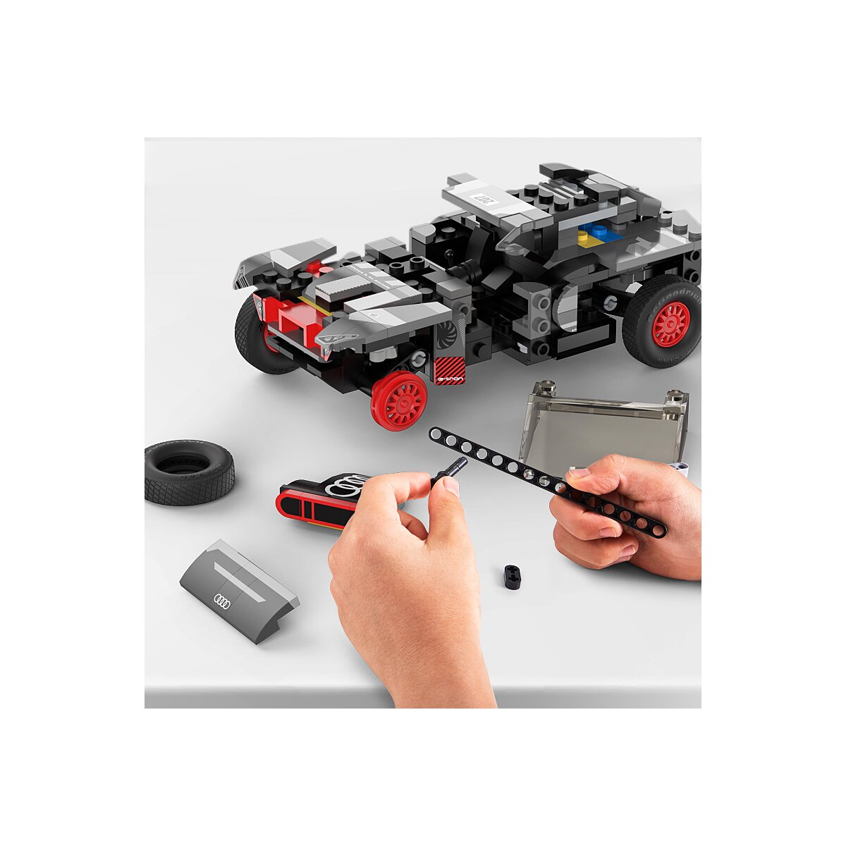 Audi RS Q e-tron 1:30 grau Bricks