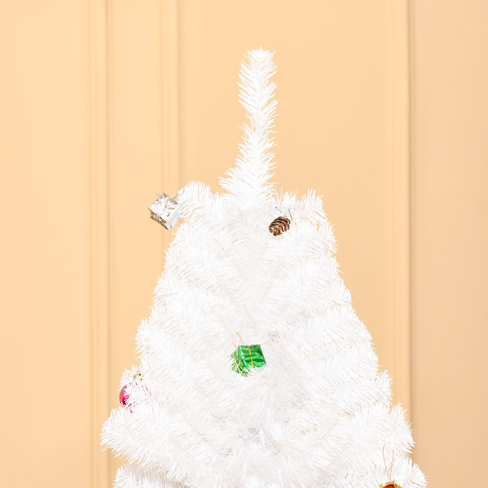 Künstlicher Weihnachtsbaum 180 cm künstlich Tannenbaum mit Kugeln, Glocken, Trommeln, Geschenkboxen, Christbaum mit 930 Spitzen, 12 Tannenzapfen Weihnachtsdeko inkl, Metallständer für drinnen