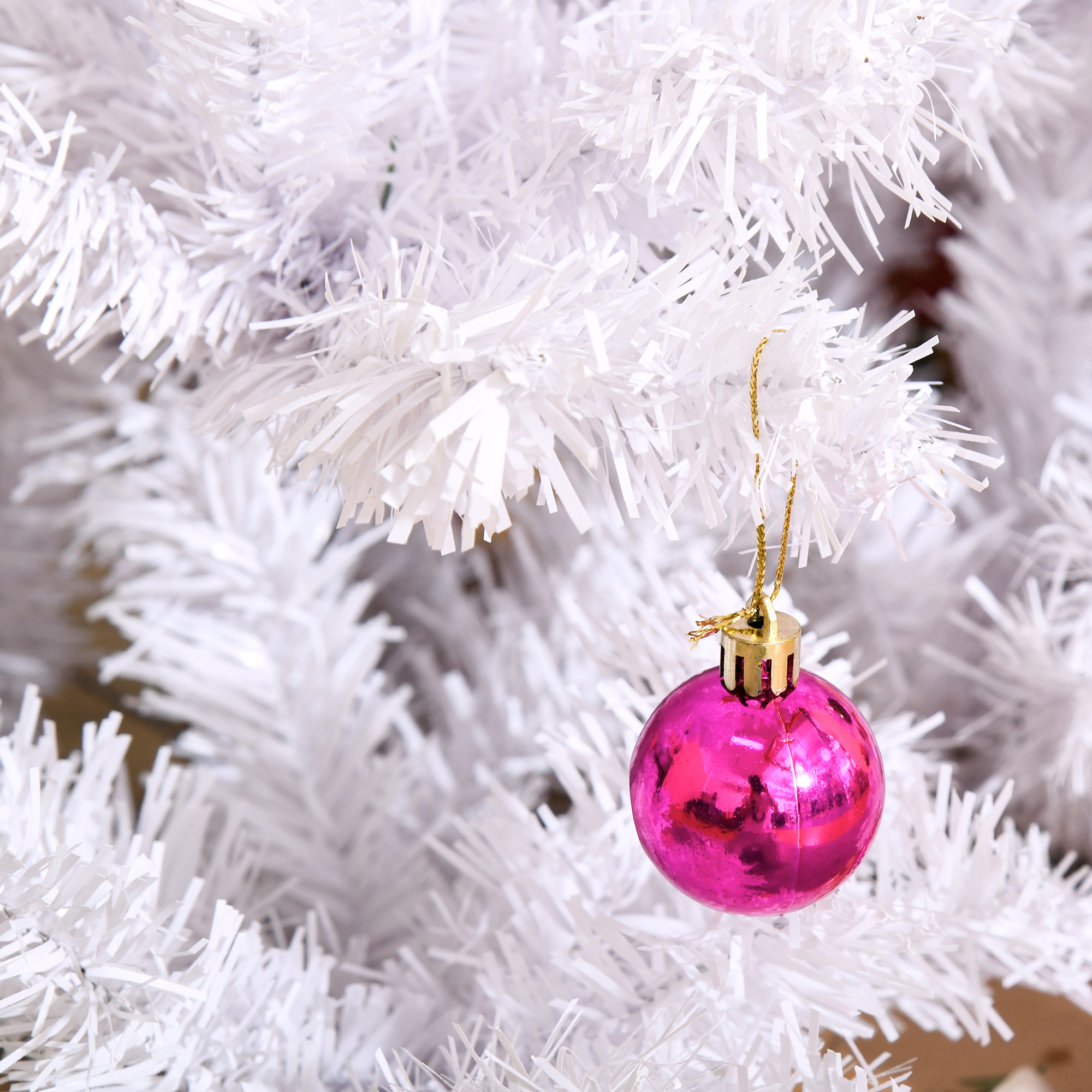 Künstlicher Weihnachtsbaum 150 cm künstlich Tannenbaum mit Kugeln, Glocken, Trommeln, Geschenkboxen, Christbaum mit 680 Spitzen, 12 Tannenzapfen Weihnachtsdeko inkl, Metallständer für drinnen