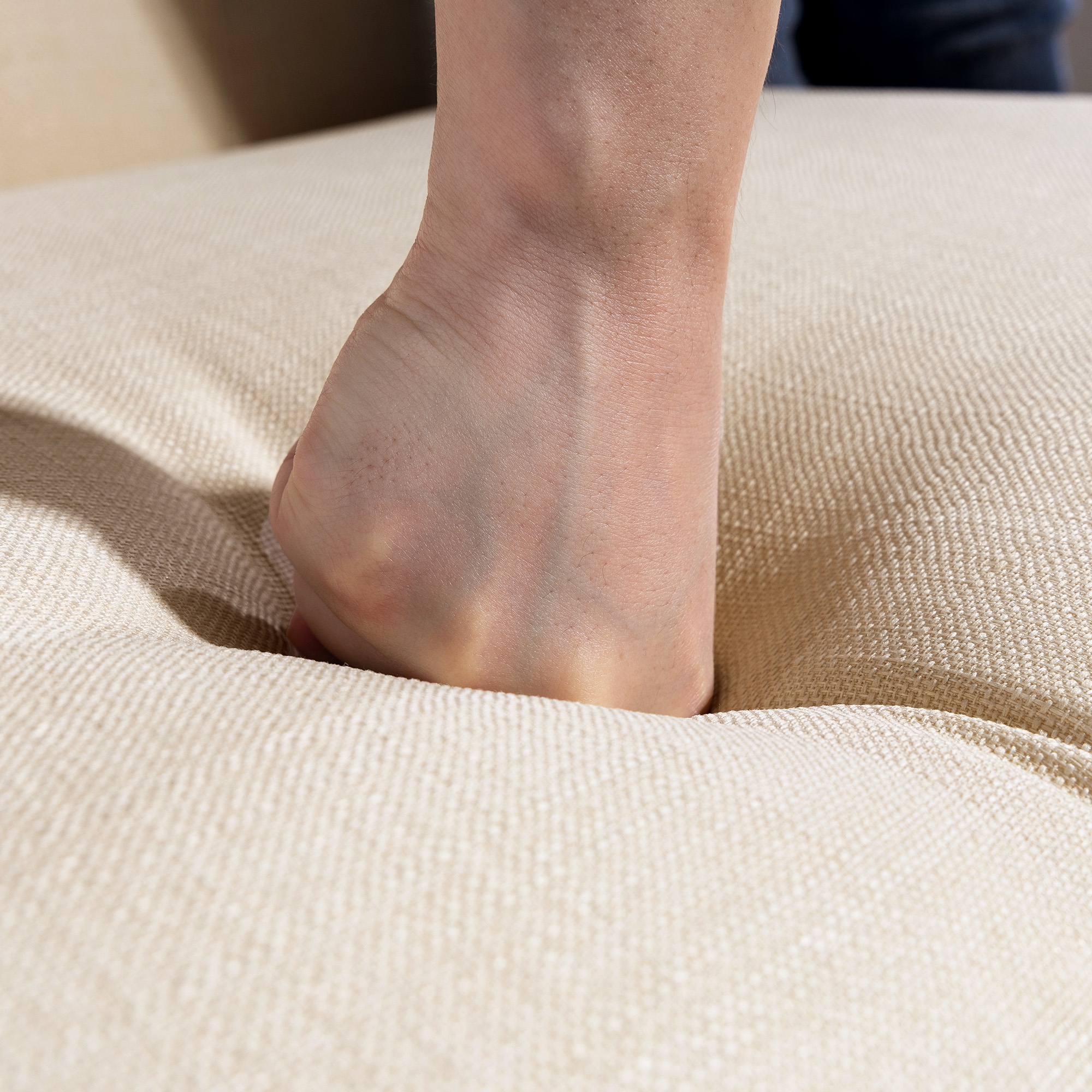 2-Sitzer-Sofa, getuftete Rückenlehne, Holzbeine, dicke Polsterung, Leinenoptik, für kleine Räume, Beige