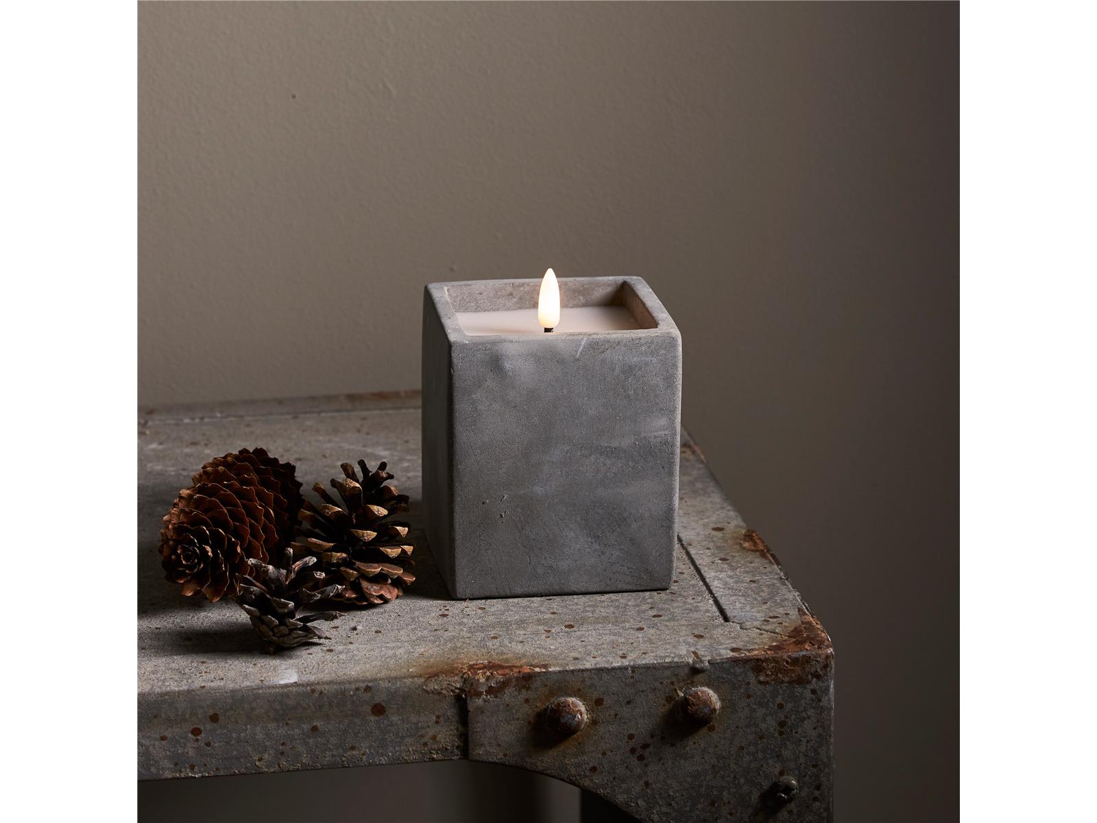 LED Wachskerze ''Flamme Cem'', zementfarben, flackernd, 8,5x11,5cm