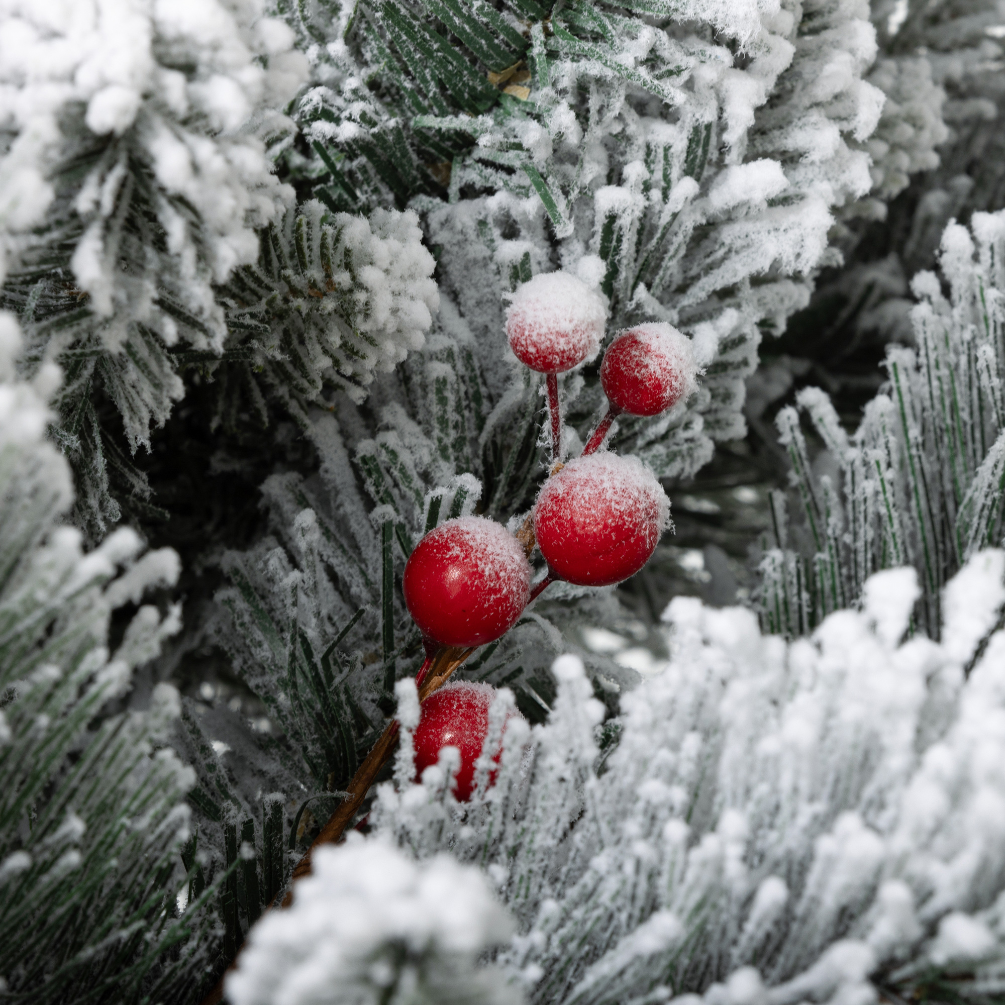 Weihnachtsbaum mit LED-Beleuchtung, 2er-Set, 107 cm, Tannenzapfen, rote Beeren, feuersicher, Grün/Weiß